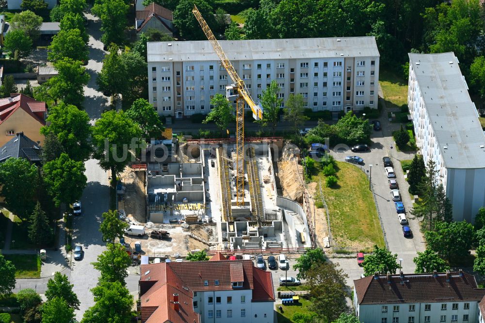 Bernau von oben - Baustelle zum Neubau einer Mehrfamilienhaus-Wohnhauses in Bernau im Bundesland Brandenburg, Deutschland
