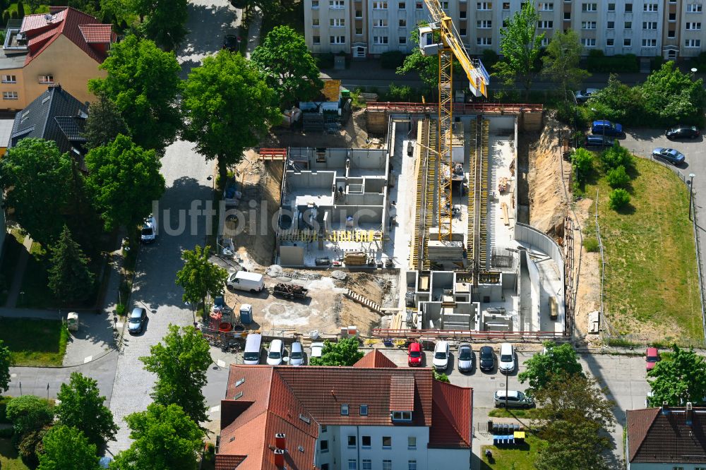 Bernau aus der Vogelperspektive: Baustelle zum Neubau einer Mehrfamilienhaus-Wohnhauses in Bernau im Bundesland Brandenburg, Deutschland