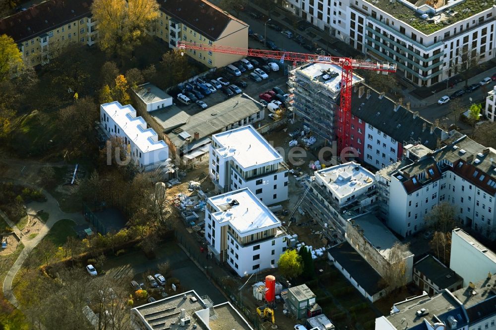 Luftaufnahme Berlin - Baustelle zum Neubau einer Mehrfamilienhaus-Wohnhauses Hildas GARTEN im Ortsteil Hohenschönhausen in Berlin, Deutschland