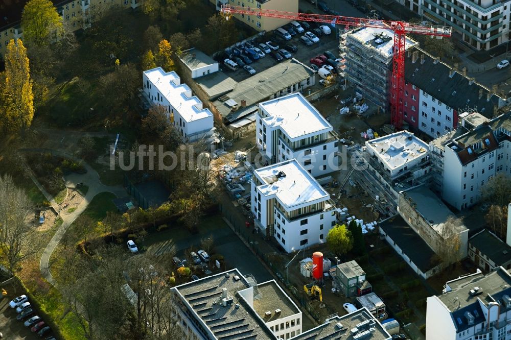 Berlin von oben - Baustelle zum Neubau einer Mehrfamilienhaus-Wohnhauses Hildas GARTEN im Ortsteil Hohenschönhausen in Berlin, Deutschland