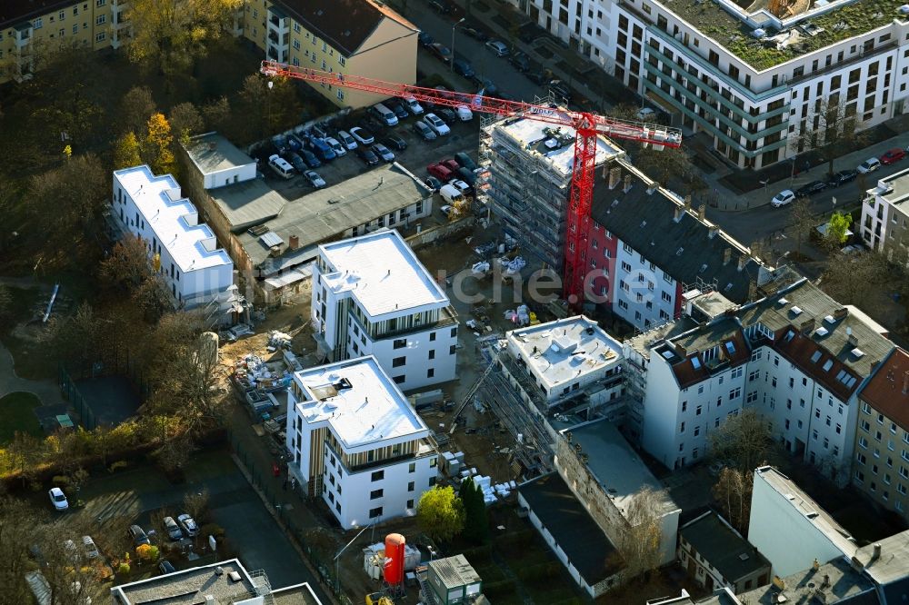 Berlin aus der Vogelperspektive: Baustelle zum Neubau einer Mehrfamilienhaus-Wohnhauses Hildas GARTEN im Ortsteil Hohenschönhausen in Berlin, Deutschland