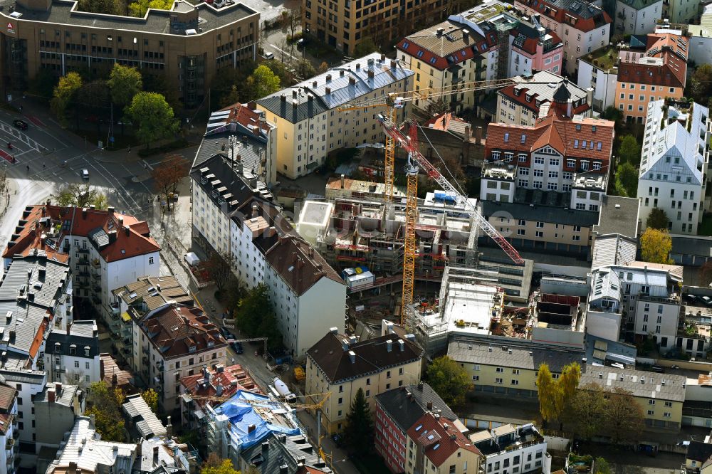 Luftaufnahme München - Baustelle zum Neubau einer Mehrfamilienhaus-Wohnhauses am Kapuzinerplatz in München im Bundesland Bayern, Deutschland