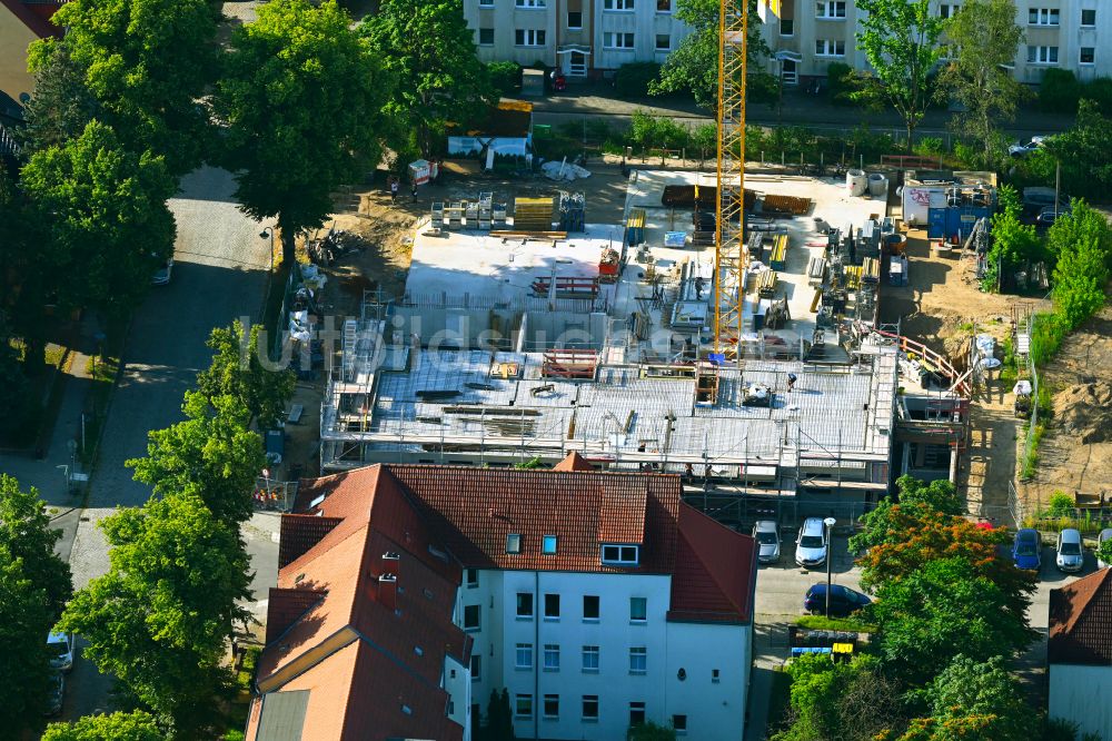Bernau von oben - Baustelle zum Neubau einer Mehrfamilienhaus-Wohnhauses an der Karl-Marx-Straße Ecke Enzianstraße in Bernau im Bundesland Brandenburg, Deutschland