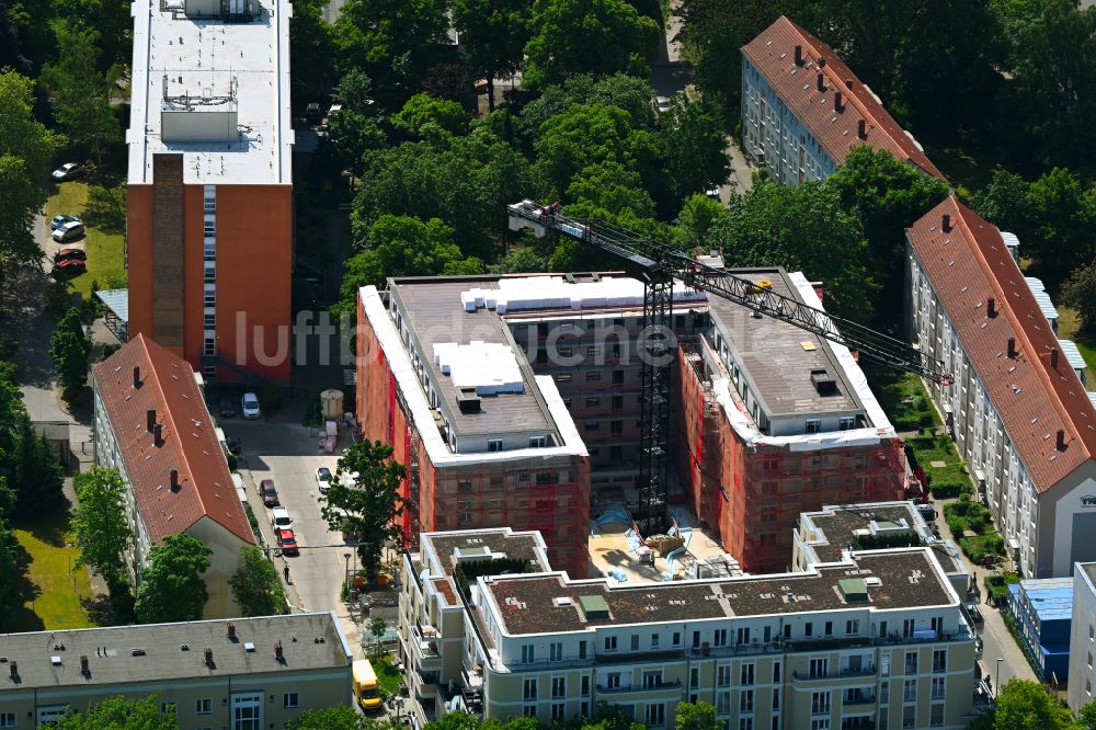 Luftbild Berlin - Baustelle zum Neubau einer Mehrfamilienhaus-Wohnhauses im Ortsteil Baumschulenweg in Berlin, Deutschland