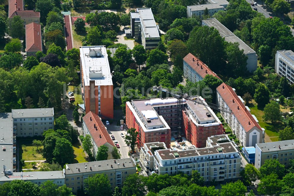 Luftbild Berlin - Baustelle zum Neubau einer Mehrfamilienhaus-Wohnhauses im Ortsteil Baumschulenweg in Berlin, Deutschland