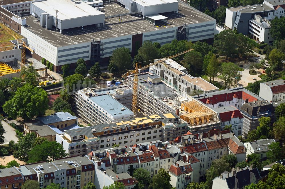 Luftbild Berlin - Baustelle zum Neubau einer Mehrfamilienhaus-Wohnhauses an der Pestalozzistraße im Ortsteil Pankow in Berlin, Deutschland