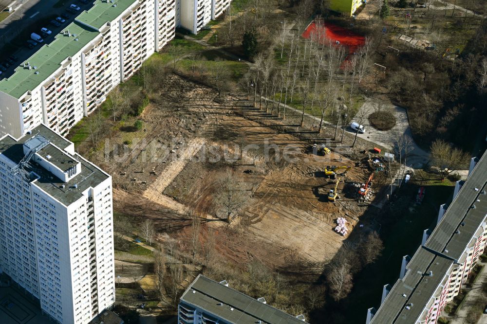Berlin aus der Vogelperspektive: Baustelle zum Neubau einer Mehrfamilienhaus-Wohnhauses an der Raoul-Wallenberg-Straße in Berlin, Deutschland