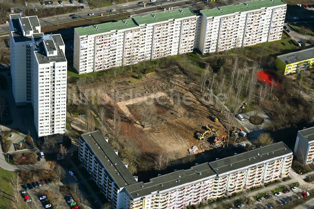 Luftbild Berlin - Baustelle zum Neubau einer Mehrfamilienhaus-Wohnhauses an der Raoul-Wallenberg-Straße in Berlin, Deutschland
