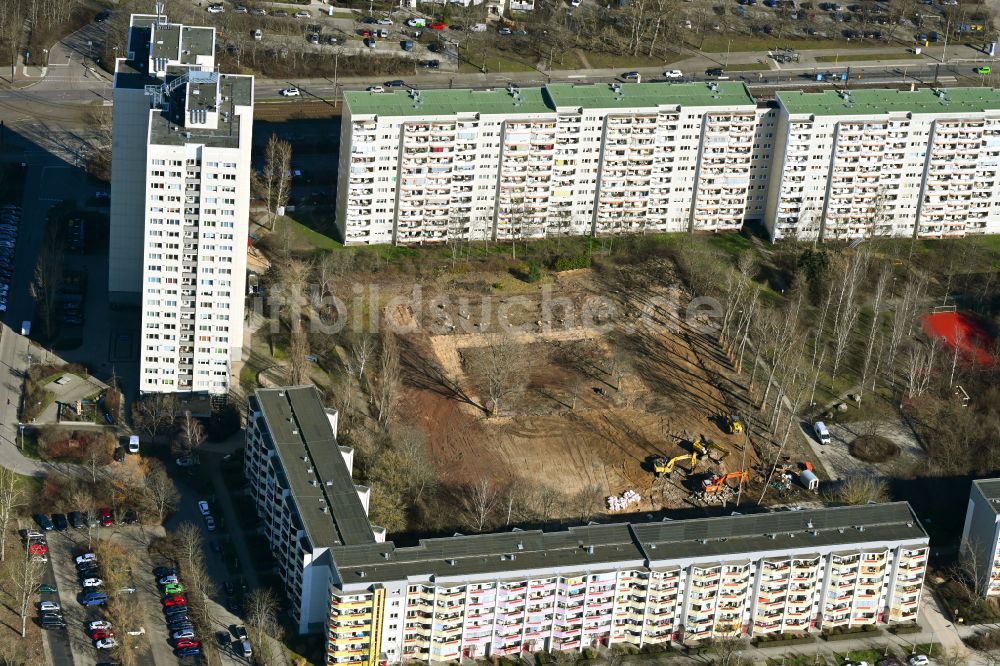Luftaufnahme Berlin - Baustelle zum Neubau einer Mehrfamilienhaus-Wohnhauses an der Raoul-Wallenberg-Straße in Berlin, Deutschland