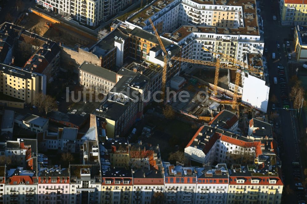 Luftbild Berlin - Baustelle zum Neubau einer Mehrfamilienhaus-Wohnhauses der Schreibfederhöfe an der Weserstraße im Ortsteil Friedrichshain in Berlin, Deutschland