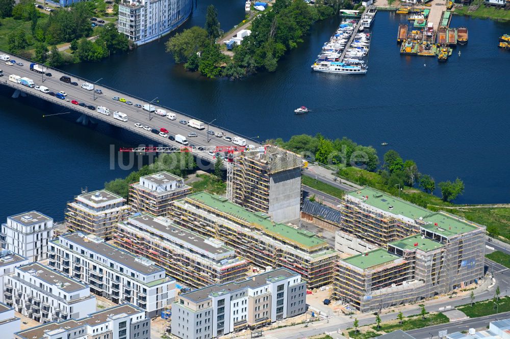 Berlin von oben - Baustelle zum Neubau einer Mehrfamilienhaussiedlung Waterkant am Ufer der Havel an der Daumstraße Berlin, Deutschland