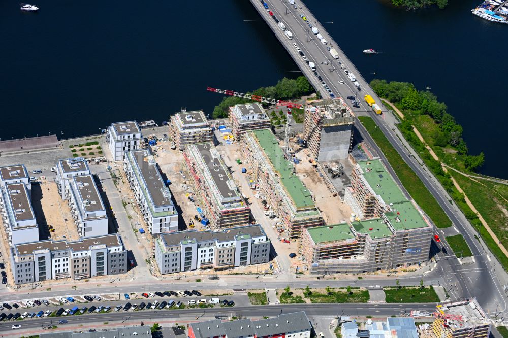 Luftbild Berlin - Baustelle zum Neubau einer Mehrfamilienhaussiedlung Waterkant am Ufer der Havel an der Daumstraße Berlin, Deutschland