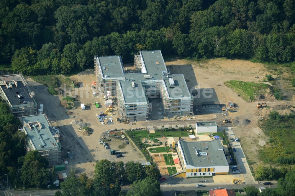 Leipzig aus der Vogelperspektive: Baustelle zum Neubau eines Mehrgenerationenprojekts am Auenwald in Leipzig im Bundesland Sachsen