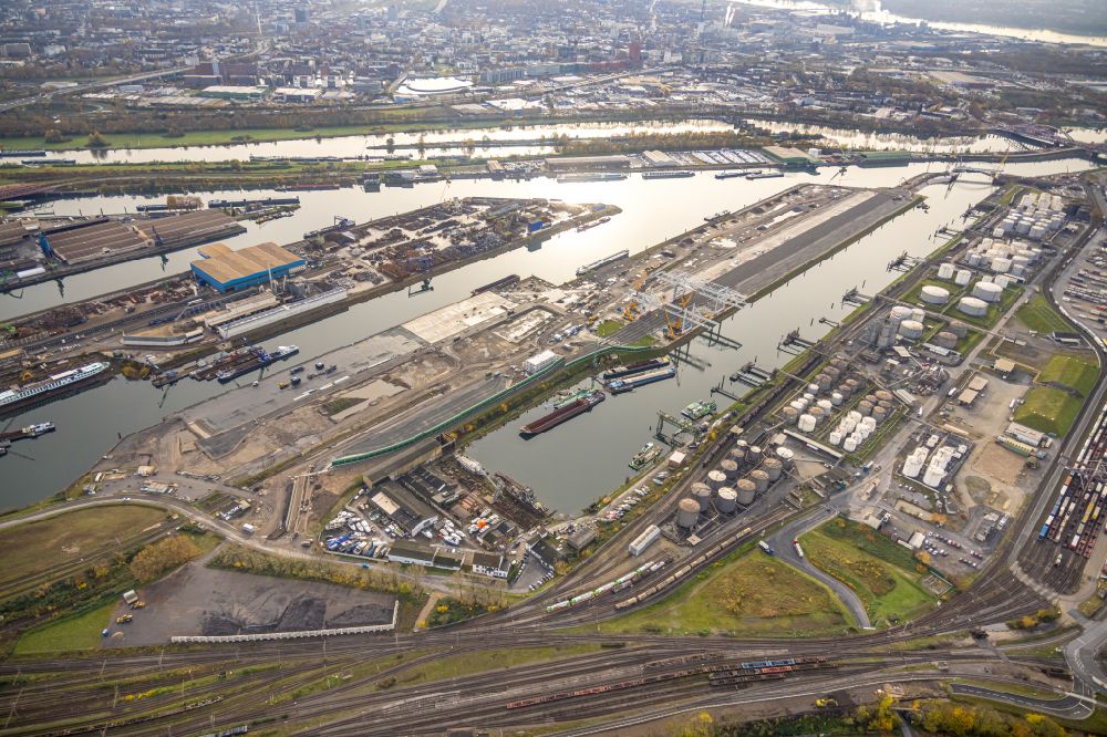 Duisburg von oben - Baustelle zum Neubau des neuen Duisburg Gateway Terminal (DGT) im Hafen in Duisburg im Bundesland Nordrhein-Westfalen, Deutschland
