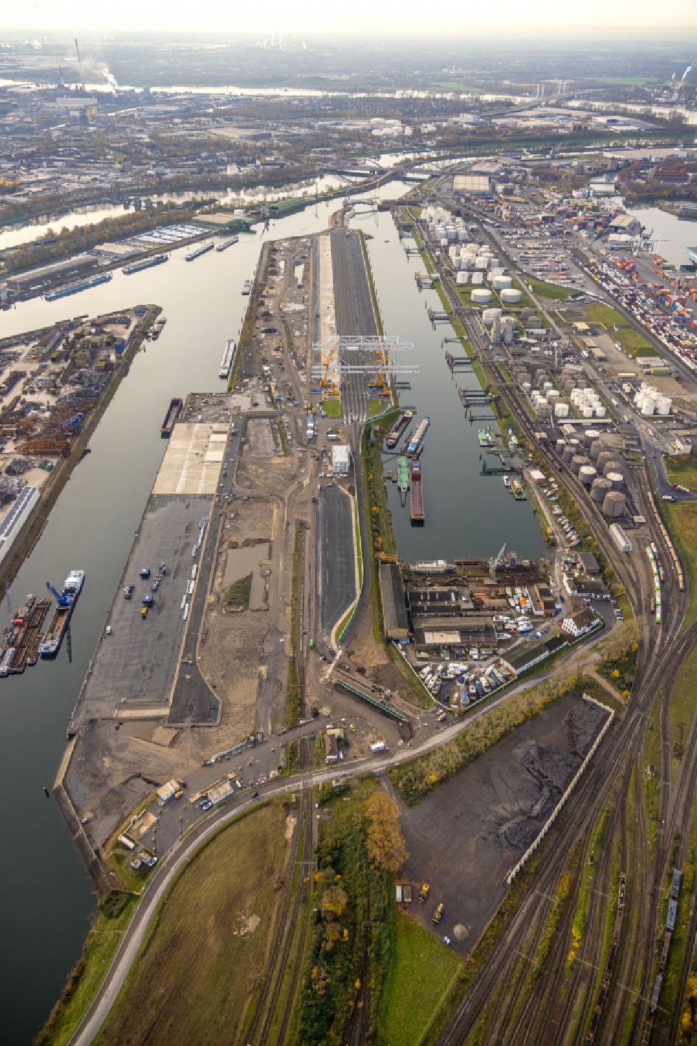 Luftbild Duisburg - Baustelle zum Neubau des neuen Duisburg Gateway Terminal (DGT) im Hafen in Duisburg im Bundesland Nordrhein-Westfalen, Deutschland