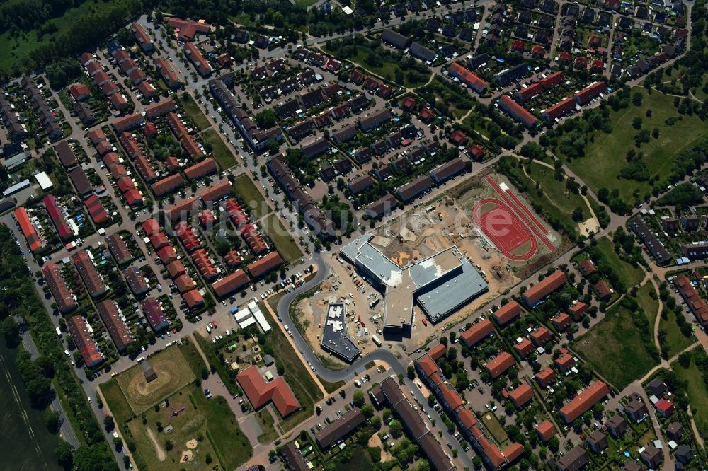 Luftaufnahme Hönow - Baustelle zum Neubau eines OTZ Ortsteilzentrum zwischen der Schulstraße und der Marderstraße in Hönow im Bundesland Brandenburg, Deutschland