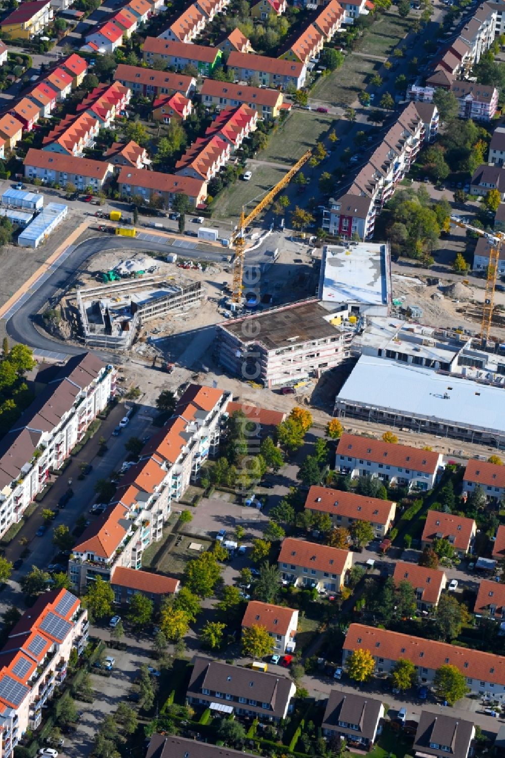 Hönow von oben - Baustelle zum Neubau eines OTZ Ortsteilzentrum zwischen der Schulstraße und der Marderstraße in Hönow im Bundesland Brandenburg, Deutschland