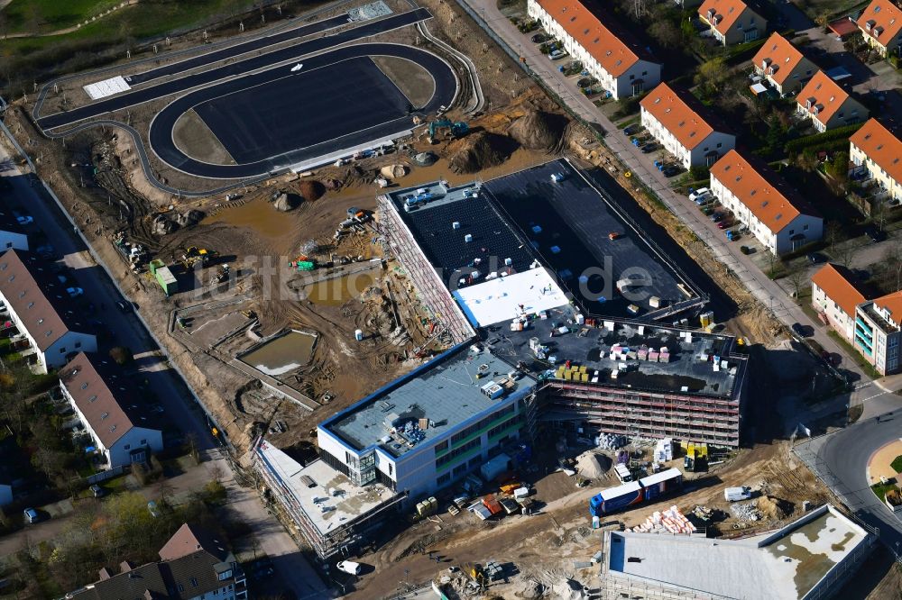 Luftaufnahme Hönow - Baustelle zum Neubau eines OTZ Ortsteilzentrum zwischen der Schulstraße und der Marderstraße in Hönow im Bundesland Brandenburg, Deutschland