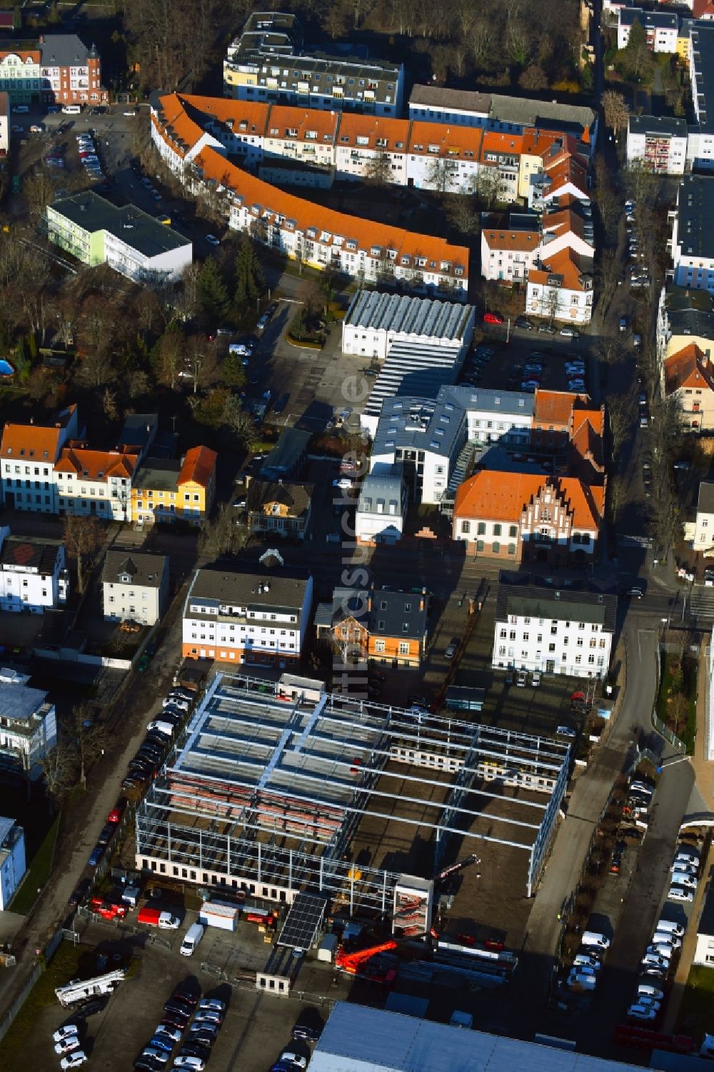 Bernau aus der Vogelperspektive: Baustelle zum Neubau des Parkhauses in Bernau im Bundesland Brandenburg, Deutschland