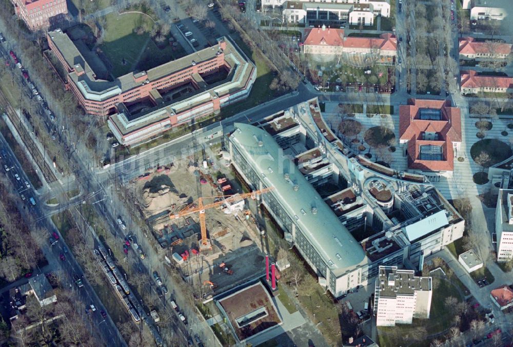Luftaufnahme Berlin - Baustelle zum Neubau des Parkhauses CONTIPARK Parkhaus Charite Campus Virchow Klinikum in Berlin, Deutschland