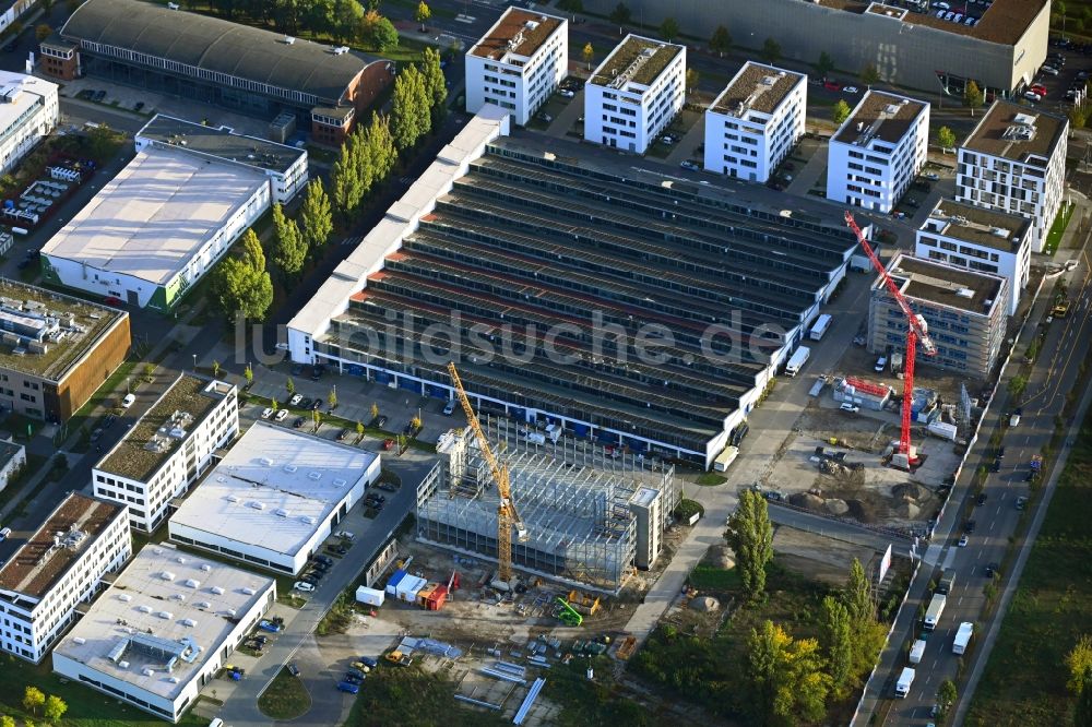 Luftaufnahme Berlin - Baustelle zum Neubau des Parkhauses an der Hermann-Dorner-Allee im Ortsteil Adlershof in Berlin, Deutschland
