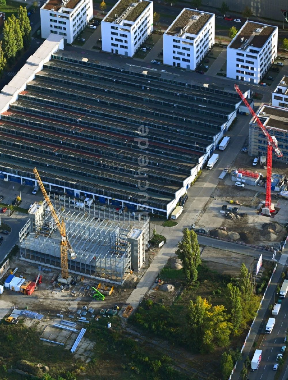 Berlin von oben - Baustelle zum Neubau des Parkhauses an der Hermann-Dorner-Allee im Ortsteil Adlershof in Berlin, Deutschland