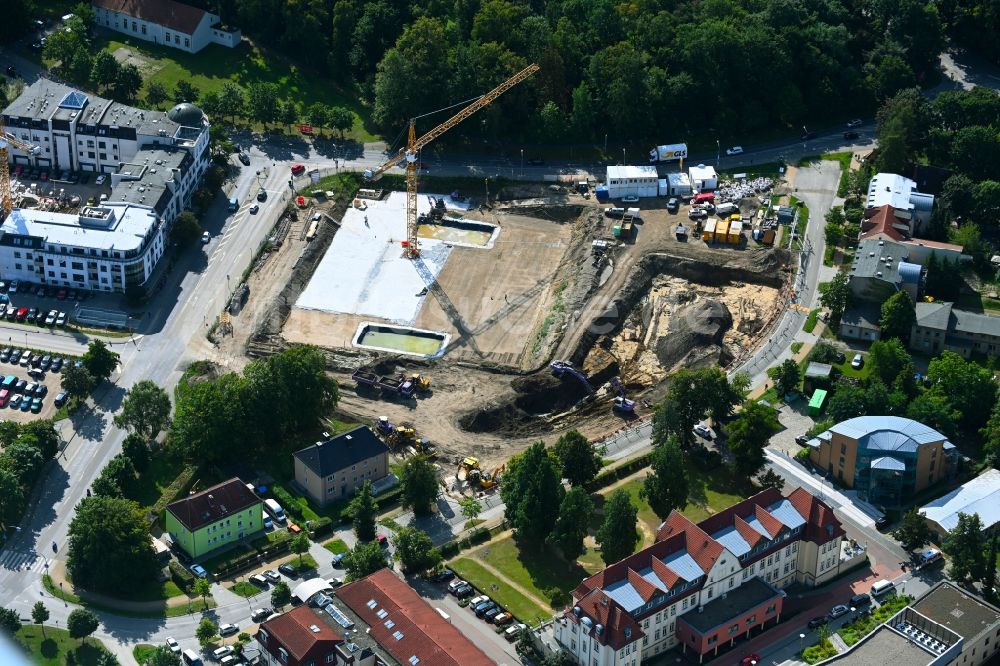 Luftaufnahme Bernau - Baustelle zum Neubau des Parkhauses und Mehrzweckhalle am Ladeburger Dreieck in Bernau im Bundesland Brandenburg, Deutschland