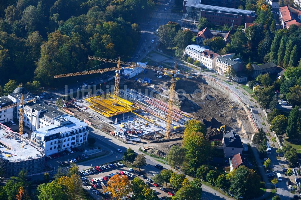 Bernau von oben - Baustelle zum Neubau des Parkhauses und Mehrzweckhalle am Ladeburger Dreieck in Bernau im Bundesland Brandenburg, Deutschland