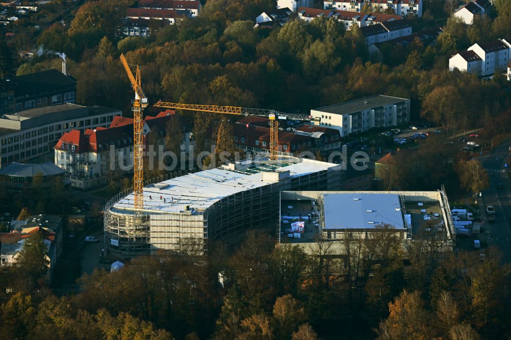 Luftaufnahme Bernau - Baustelle zum Neubau des Parkhauses und Mehrzweckhalle am Ladeburger Dreieck in Bernau im Bundesland Brandenburg, Deutschland