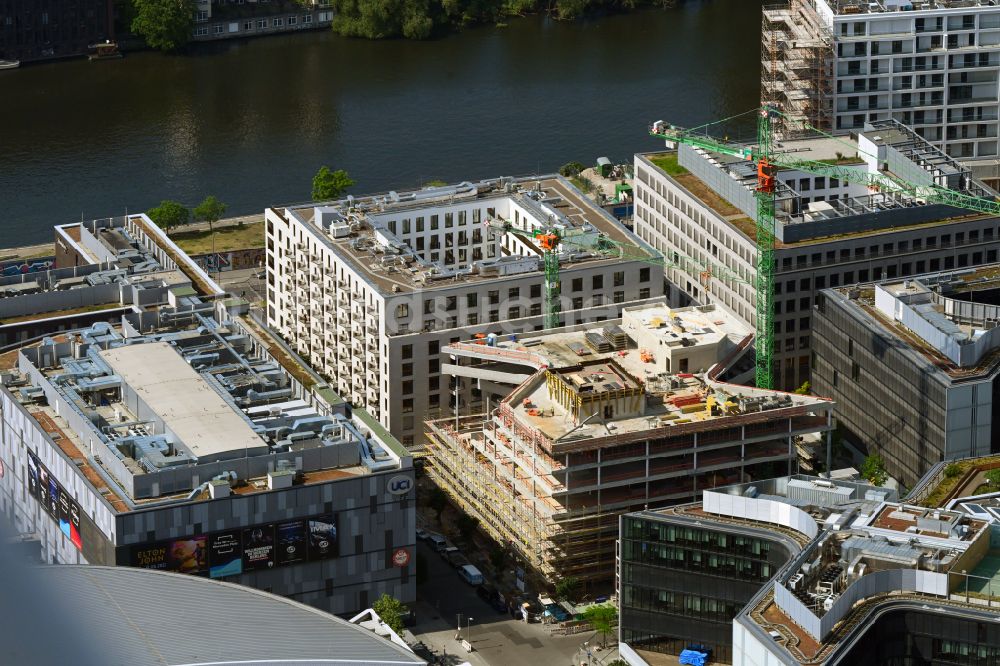Luftaufnahme Berlin - Baustelle zum Neubau des Parkhauses an der Valeska-Gert-Straße in Berlin, Deutschland