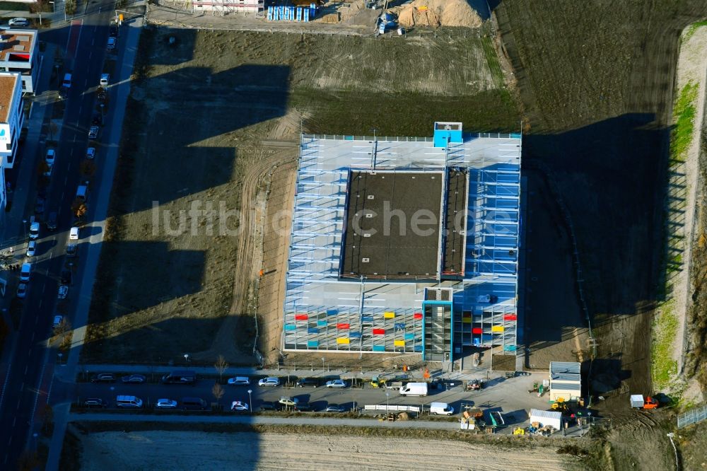 Luftaufnahme Berlin - Baustelle zum Neubau des Parkhauses an der Wagner-Régeny-Straße im Ortsteil Adlershof in Berlin, Deutschland