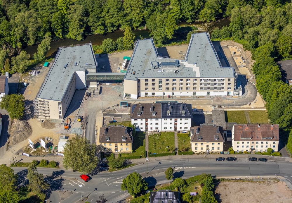 Arnsberg aus der Vogelperspektive: Baustelle zum Neubau eines Pflegezentrums in Arnsberg im Bundesland Nordrhein-Westfalen, Deutschland