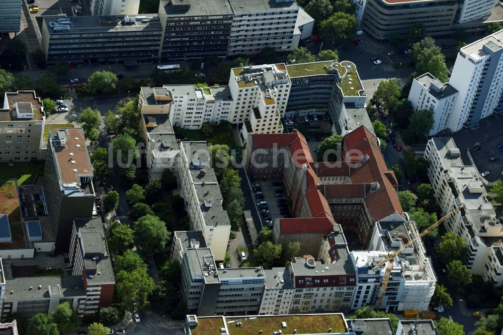Luftaufnahme Berlin - Baustelle zum Neubau eines Reihenhaus- Gebäude mit luxuriösen Apartments und Penthouses in Berlin, Deutschland