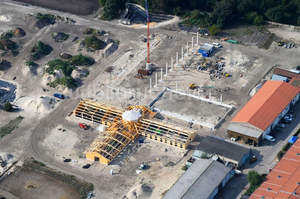 Luftbild Berlin - Baustelle zum Neubau einer Reithalle auf dem Gelände der Trabrennbahn Karlshorst im Ortsteil Lichtenberg in Berlin, Deutschland