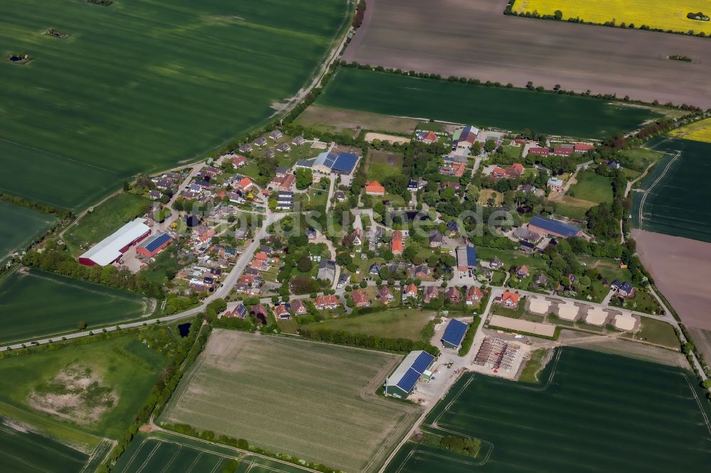 Fehmarn aus der Vogelperspektive: Baustelle zum Neubau eines Reitstall - Reiterhof in Staberdorf in Fehmarn im Bundesland Schleswig-Holstein, Deutschland