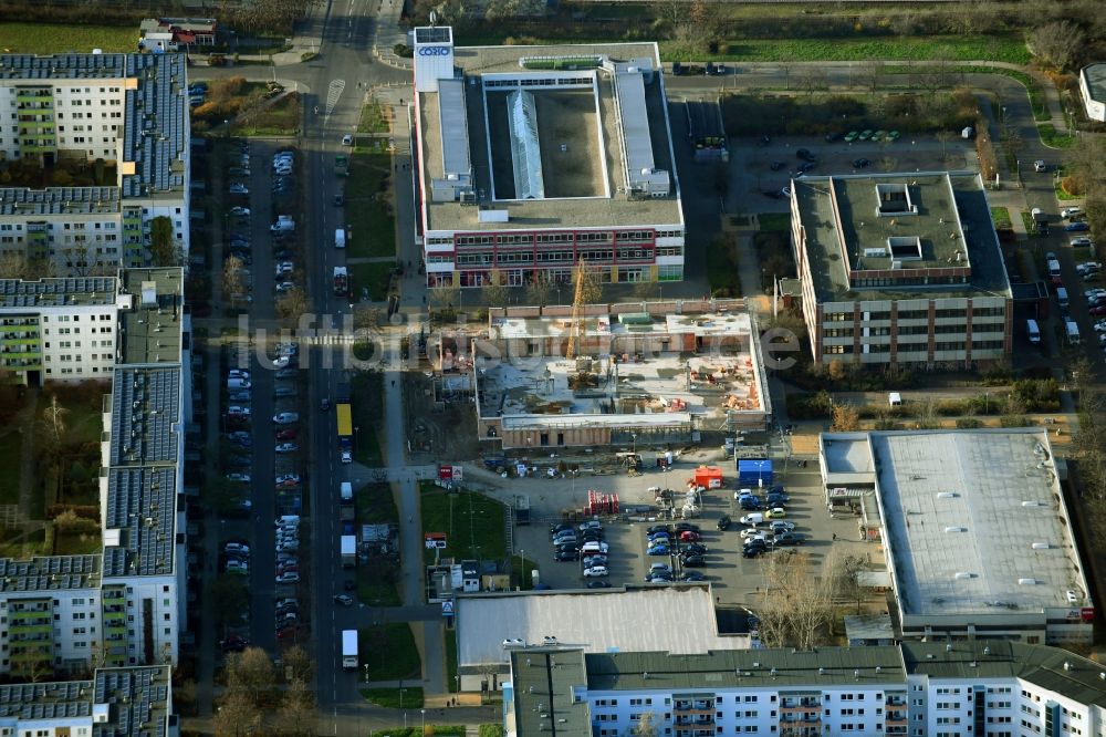 Berlin von oben - Baustelle zum Neubau eines REWE - Supermarkt Neue Grottkauer Straße im Ortsteil Kaulsdorf in Berlin, Deutschland