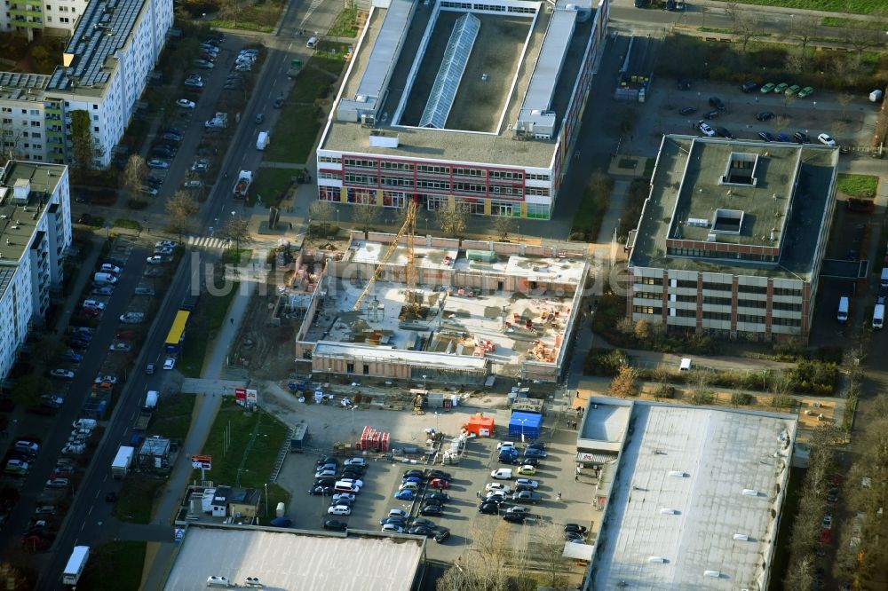 Luftaufnahme Berlin - Baustelle zum Neubau eines REWE - Supermarkt Neue Grottkauer Straße im Ortsteil Kaulsdorf in Berlin, Deutschland