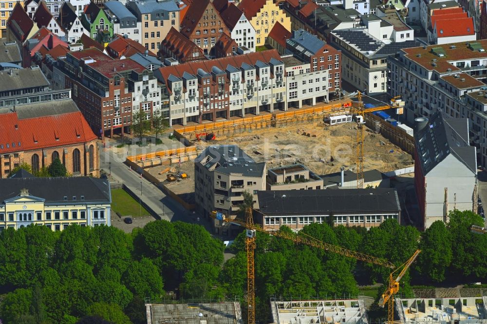 Luftaufnahme Rostock - Baustelle zum Neubau des Rosengarten Center in Rostock im Bundesland Mecklenburg-Vorpommern, Deutschland