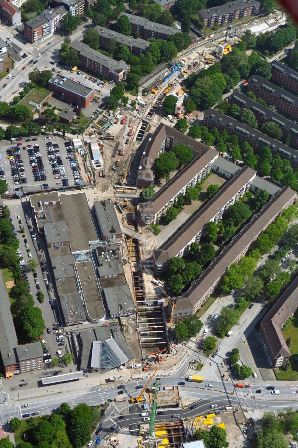 Luftaufnahme Hamburg - Baustelle zum Neubau eines Schienen- Tunnel- Neubau der U-Bahn-Verlängerung am U-Bahnhof Honer Rennbahn in Hamburg, Deutschland