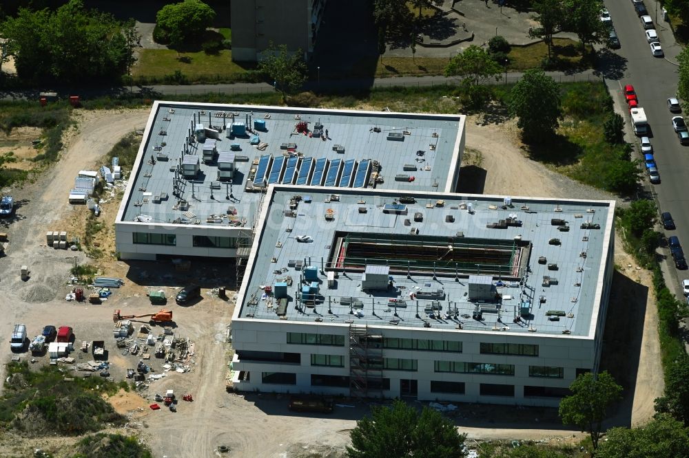 Luftbild Berlin - Baustelle zum Neubau des Schul- Gebäudes Leonardo-da-Vinci - Gymnasium im Ortsteil Buckow in Berlin, Deutschland