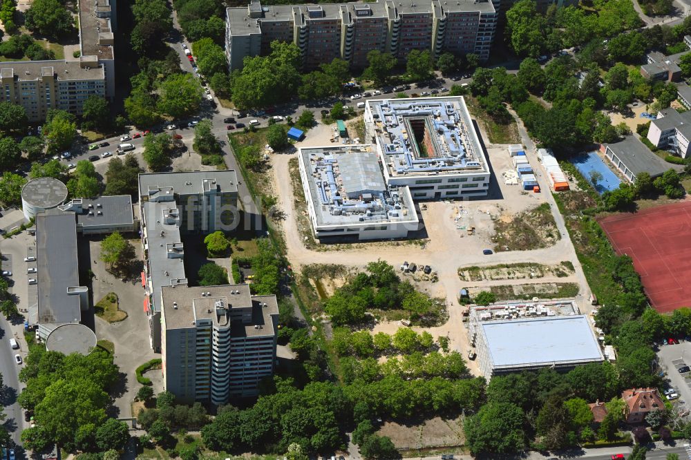 Luftaufnahme Berlin - Baustelle zum Neubau des Schul- Gebäudes Leonardo-da-Vinci - Gymnasium im Ortsteil Buckow in Berlin, Deutschland