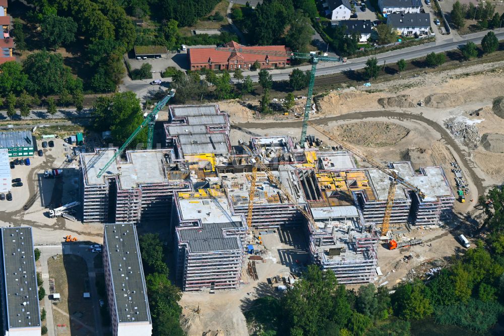 Berlin von oben - Baustelle zum Neubau des Schulgebäudes an der Allee der Kosmonauten in Berlin, Deutschland