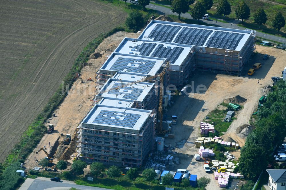 Luftaufnahme Lindenberg - Baustelle zum Neubau des Schulgebäudes der Grundschule in Lindenberg im Bundesland Brandenburg, Deutschland