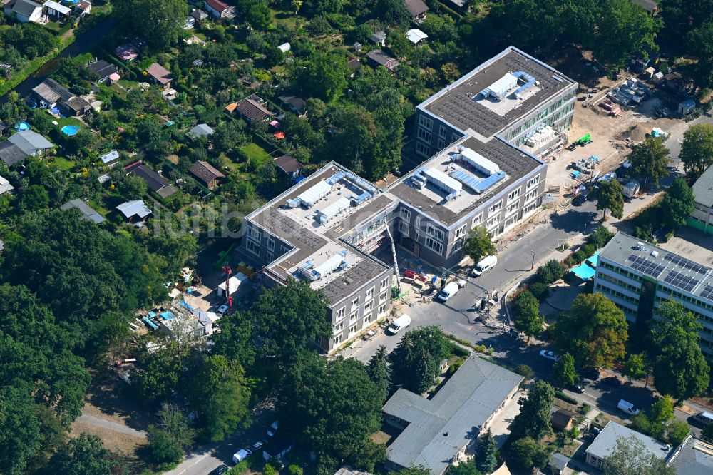 Luftaufnahme Berlin - Baustelle zum Neubau des Schulgebäudes Panke-Schule im Ortsteil Pankow in Berlin, Deutschland