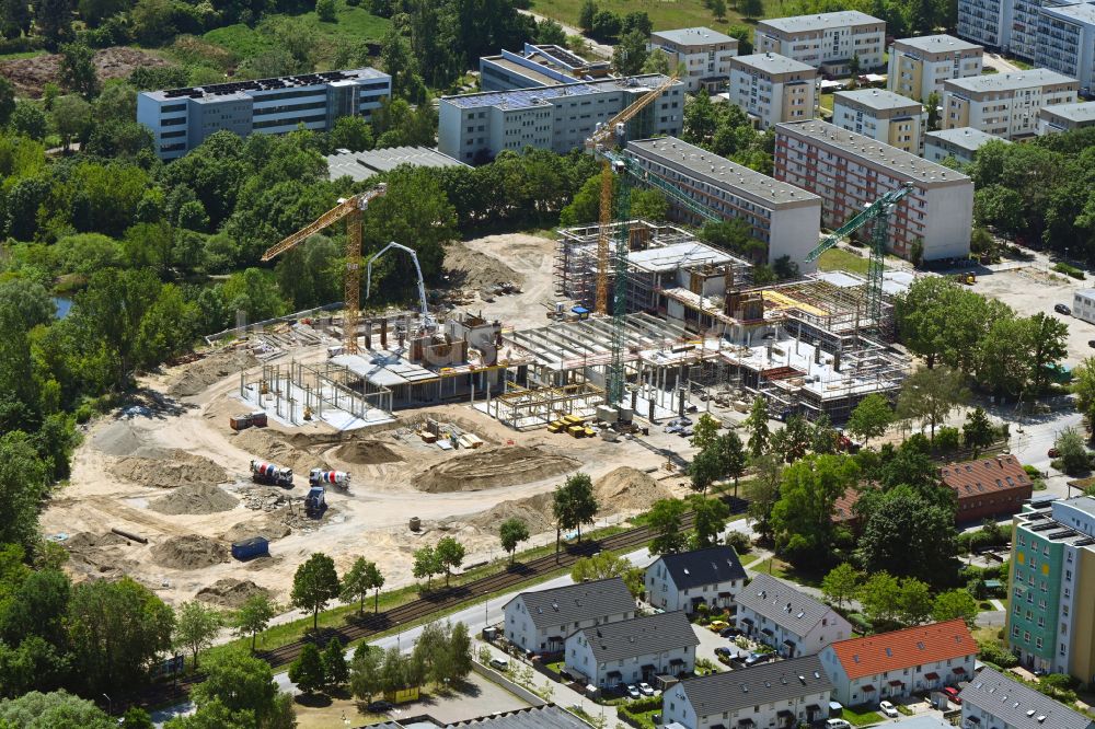 Luftaufnahme Berlin - Baustelle zum Neubau des Schulgebäudes an der Allee der Kosmonauten in Berlin, Deutschland