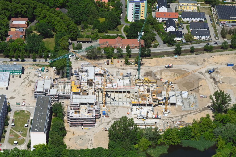 Luftaufnahme Berlin - Baustelle zum Neubau des Schulgebäudes an der Allee der Kosmonauten in Berlin, Deutschland