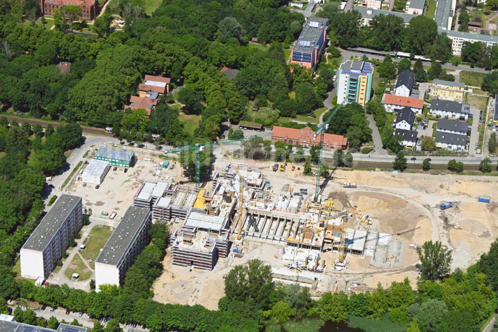Luftbild Berlin - Baustelle zum Neubau des Schulgebäudes an der Allee der Kosmonauten in Berlin, Deutschland