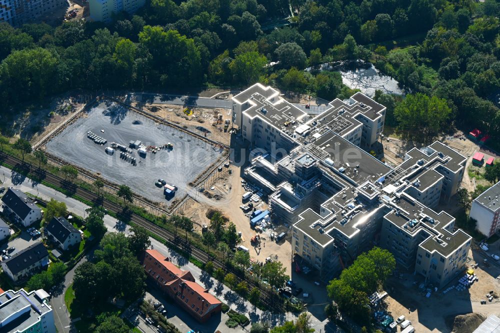 Berlin von oben - Baustelle zum Neubau des Schulgebäudes an der Allee der Kosmonauten in Berlin, Deutschland