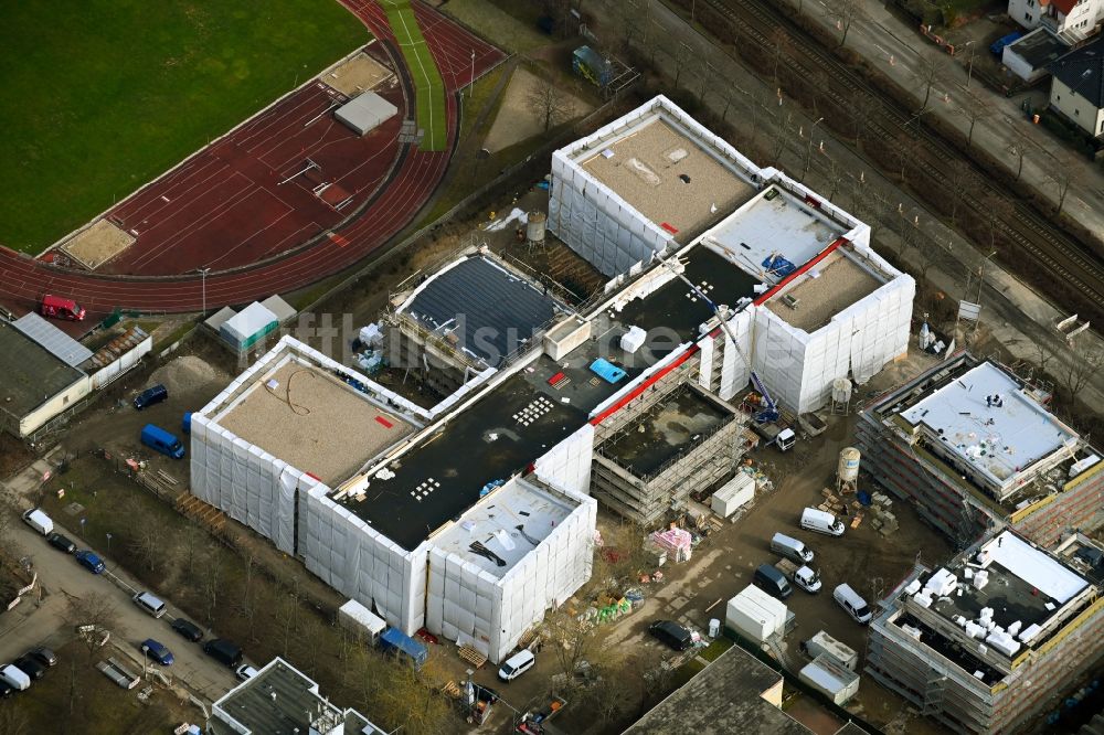 Luftaufnahme Berlin - Baustelle zum Neubau eines Schulgebäudes an der Allee der Kosmonauten im Ortsteil Marzahn in Berlin, Deutschland