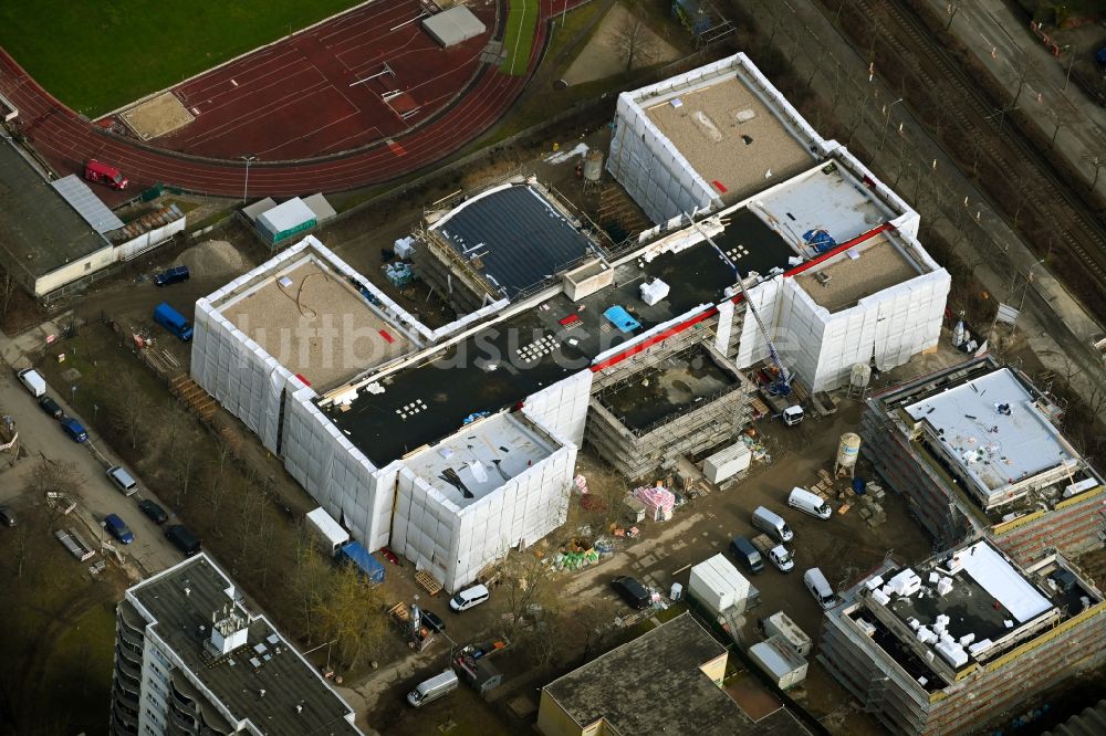 Berlin von oben - Baustelle zum Neubau eines Schulgebäudes an der Allee der Kosmonauten im Ortsteil Marzahn in Berlin, Deutschland